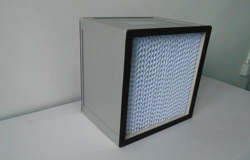 新款ULPA高效過濾器的濾芯用超細(xì)玻璃纖維濾料經(jīng)打膠折疊而成，外框可選用夾層木板、鍍鋅銅板、不銹鋼板及鋁合金板，通過聚氨酯膠緊密粘接，具有質(zhì)量輕、透氣量大，集塵率高達(dá)99.95-99.999%，且耐堿，耐高溫。ULPA過濾器用于電子廠、半導(dǎo)體、精密機(jī)械、制藥、醫(yī)院、食品等行業(yè)中對潔凈度要求交高的民用或工業(yè)潔凈廠所的末端過濾，下面由北方濾器為大家講解新款ULPA(超高效)過濾器的特點(diǎn)及參數(shù)